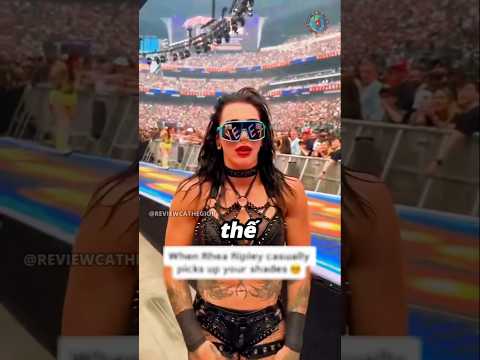 Khi fan may mắn được Rhea Ripley mượn kính 🧐 @WWE(IG)