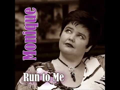 Zangeres Monique ter promotie van "Run to Me " bij Arie de Vormer  radio Rucphen