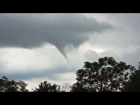 Nube embudo en pilar pcia de santa fe 1/12/25 #tormenta #lluviasfuertes 