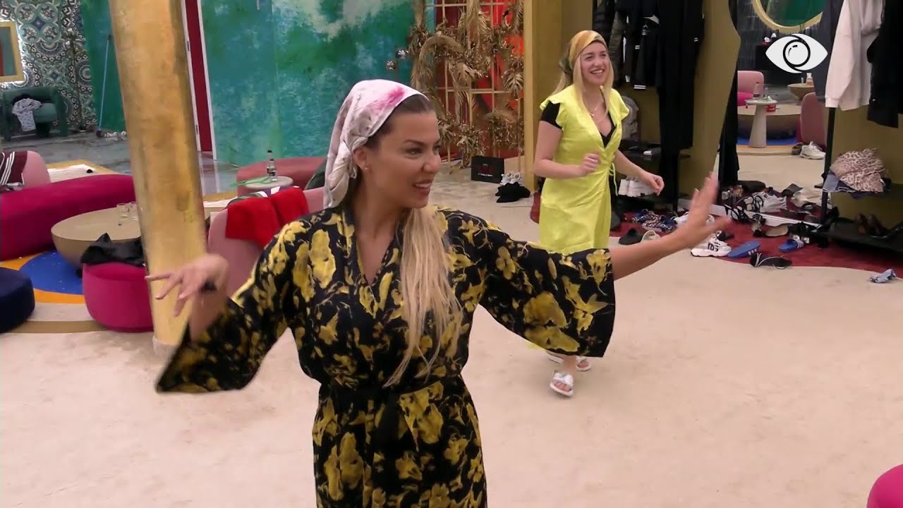 Grupi i vajzave përgatiten për videoklipin, banoret bëjnë grim special