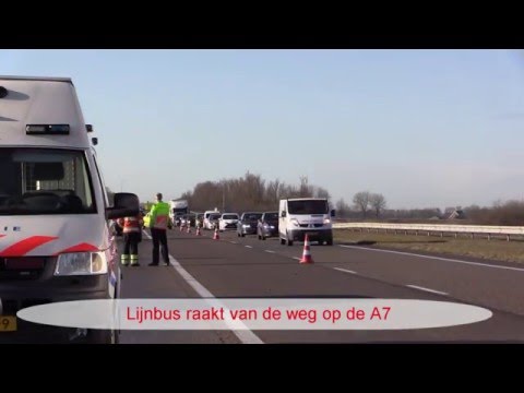 Lijnbus raakt van A7 bij Terwispel