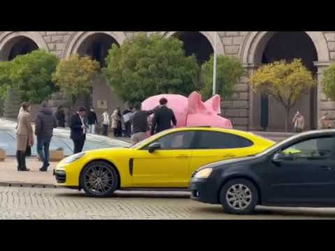 Игра на котка и мишка около розовото прасе: ДПС пише, Найо Тицин трие (ВИДЕО)