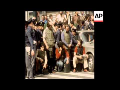 SYND 9 9 75 BANK ROBBERS HELD UP IN BANK BY POLICE