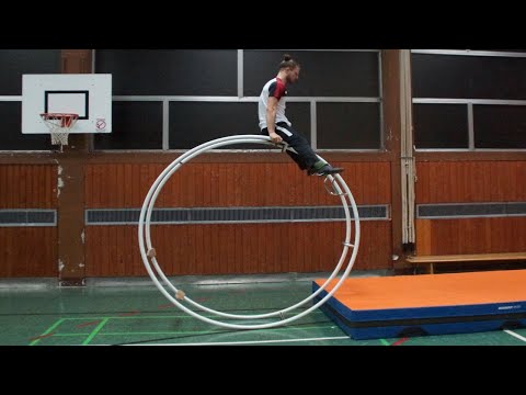 Rhönradturnen: Sprung Übung 7 Greatschsitz - Grätschsitz und Landung (9)