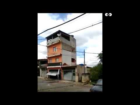 DESABAMENTO - Casa condenada vai ao chão para desespero de moradores