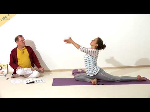 Taube Vorübung mit Armen in der Luft - Yoga Asana Lexikon