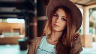 Manny Charlton -   She Rox