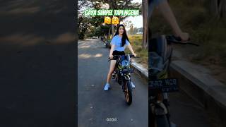 Download lagu Cewek Cantik Naik Motor Kenceng di Jalan Sepi, Bikin Hati Ngebut! 💨✨” mp3