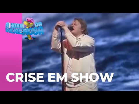 Cantor tem crise da síndrome de Tourette no show e público tem reação inusitada