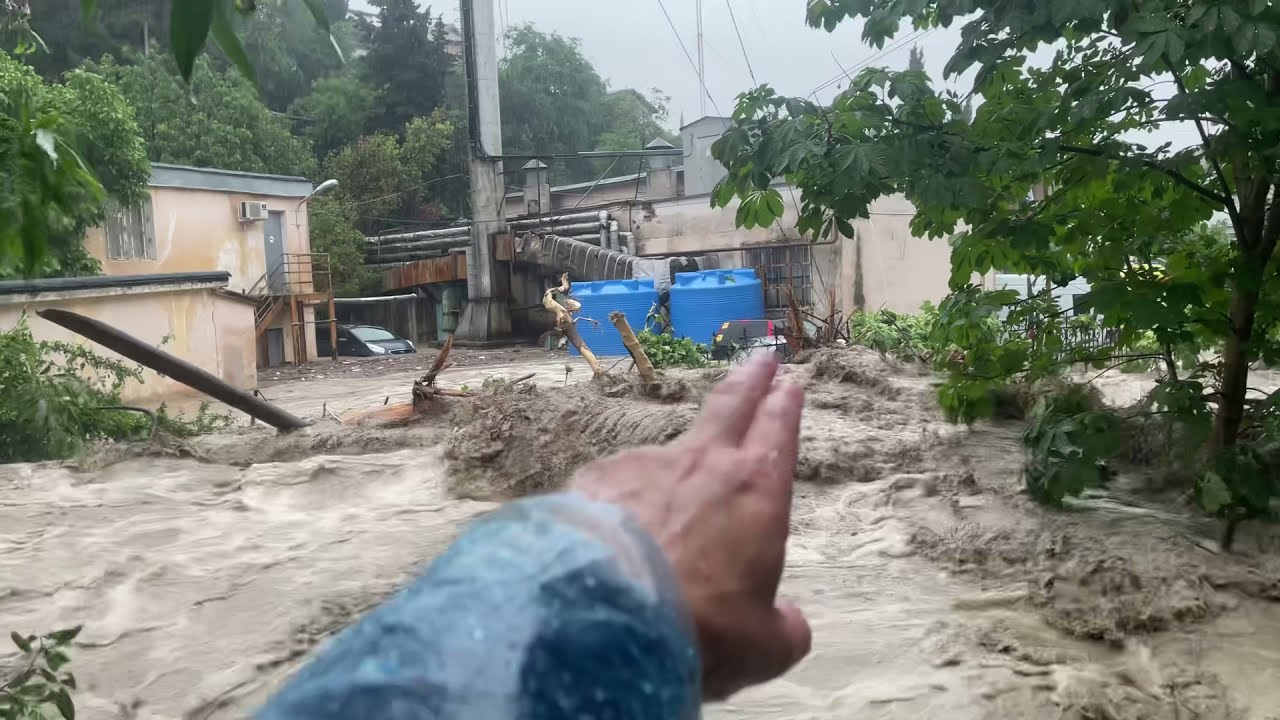 Наводнение - Ялта тонет! Уходим под воду! Адский ливень накрыл сегодня - Крым 2021