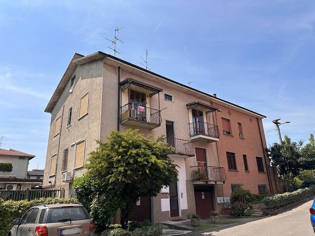 IN PROVINCIA DI MILANO, A SOLARO, AMPIO QUADRILOCALE CON BOX