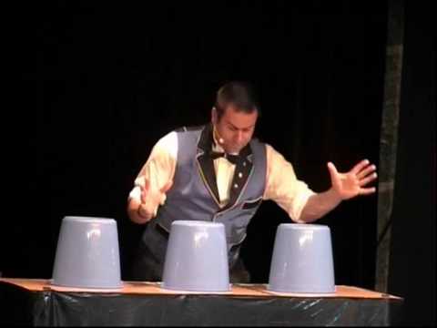 Das Riesen-Becherspiel - Enzo Paolo und seine Kinder zeigen, wie´s geht...