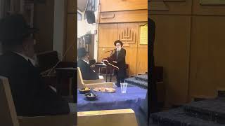 אזכרה לרב ניסים פנירי מהבן הגאון הרב משה פנירי (רדיו כל האמת) - התמונה מוצגת ישירות מתוך אתר האינטרנט יוטיוב. זכויות היוצרים בתמונה שייכות ליוצרה. קישור קרדיט למקור התוכן נמצא בתוך דף הסרטון