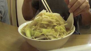 preview picture of video 'ラーメン二郎：Ramen Jiro 小ラーメンニンニク野菜。'