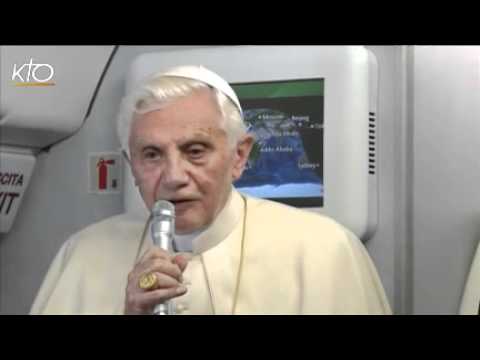 Benoît XVI dans l’avion