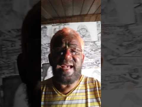 Mãos  entrelaçadas.