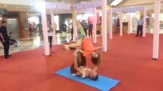 preview picture of video 'Спонтанный акройога перфоманс в ТЦ. Sudden acroyoga performance in mall in Jakarta (Indonesia)'