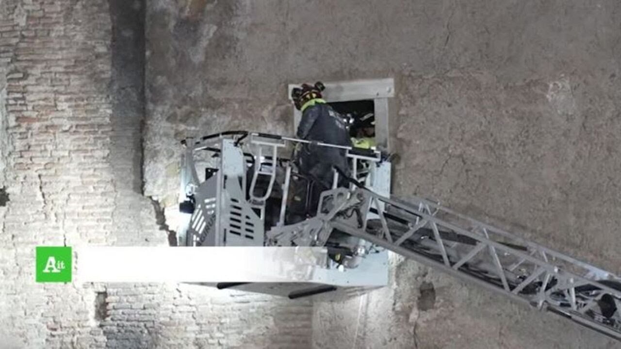 Crollo della torre ai Fori: estratto vivo l'operaio, e' morto in ospedale
