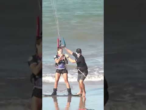 What a kitesurf fail 🤯🤣 Kite flying away!
