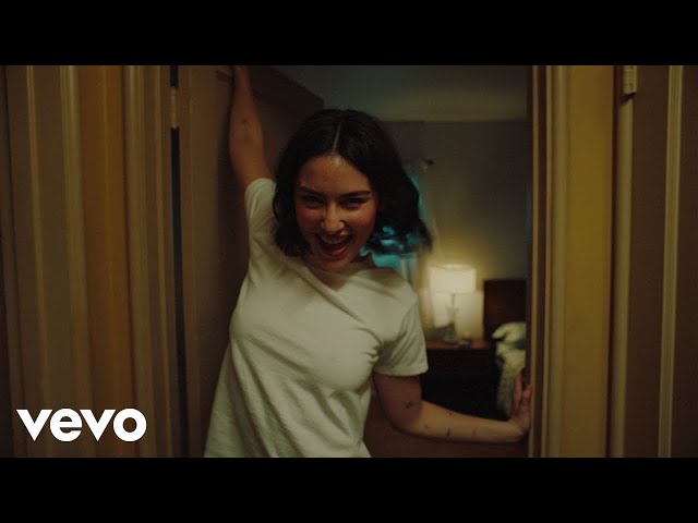 Gracie Abrams – Risk (Official Music Video)