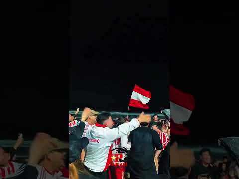 "Hinchas de Estudiantes de La Plata ya presentes anoche en Río de Janeiro" Barra: Los Leales &bull; Club: Estudiantes de La Plata &bull; País: Argentina