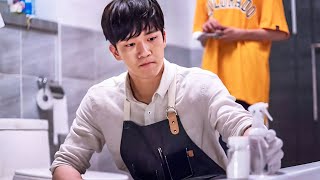 ¡AMOR entre ESCOBAS! 🤣 Un limpiador MANIÁTICO y una chica DESASTRE se odian... ¿o no?"