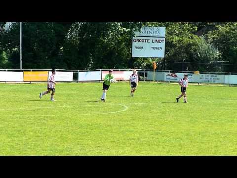 22 april 2011 - Voetbal Groote Lindt D2 - Alblasserdam 5-1 kampioenswedstrijd - keeper Rens in actie