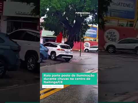 Durante as chuvas, um raio partiu um poste de iluminação no centro de Itaitinga-CE.