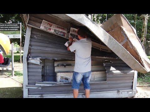 Jornaleiro continua trabalhando mesmo em banca destruída pela chuva