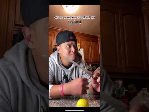 Still using the ID or inmate vending card to cut things 🤦🏻‍♂️ #FYP #Dpeezy2099