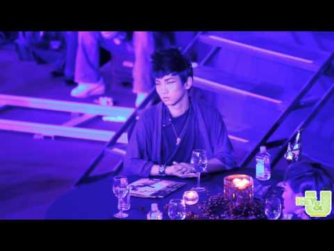 [fancam] 101209 SHINee key watches SJ hyungs pass by @ 2010 Golden Disk Awards