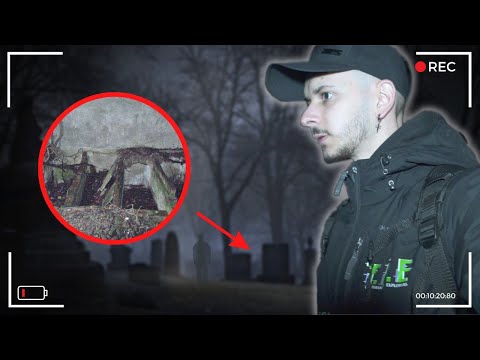 SIAMO CIRCONDATI DA TOMBE! AL BUIO ALL'INTERNO DEL CIMITERO ABBANDONATO NEL BOSCO