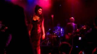 Amy Winehouse - Intro &amp; Addicted (Live)