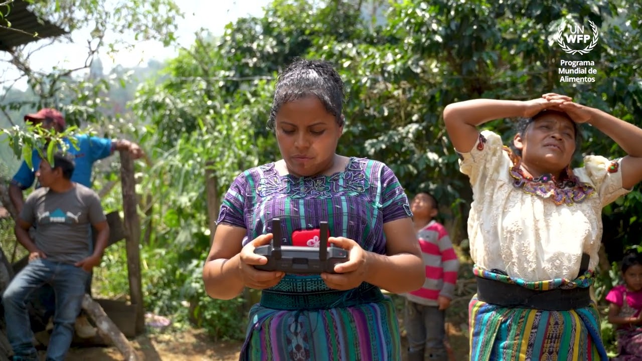 Mujeres que vuelan drones para cuidar la cosecha en Guatemala