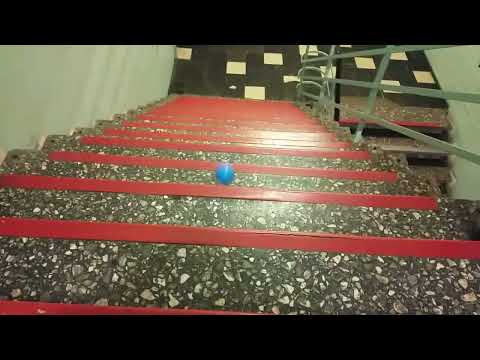 Rollt ein Ball die Treppe runter...