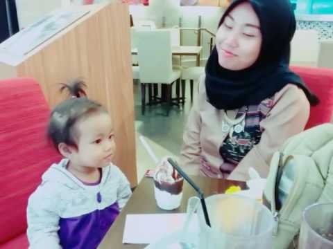 Azizah makan ice cream di AEON MALL BSD CITY