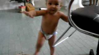 cecília tentando andar