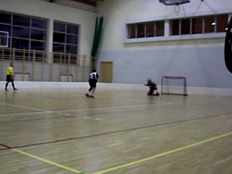 Rzut karny wykonywany przez Ewelinę Bryniarską