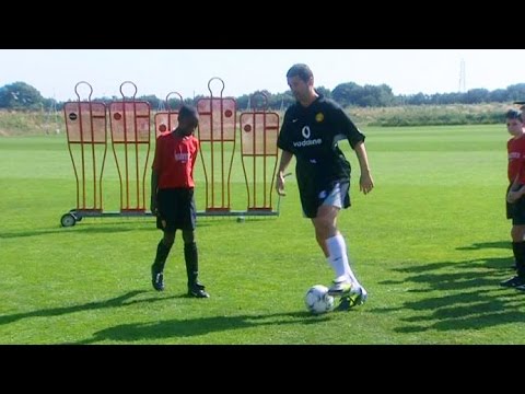 Roy Keane Teaches 12 Year Old Danny Welbeck How To Shield The Ball In 2003