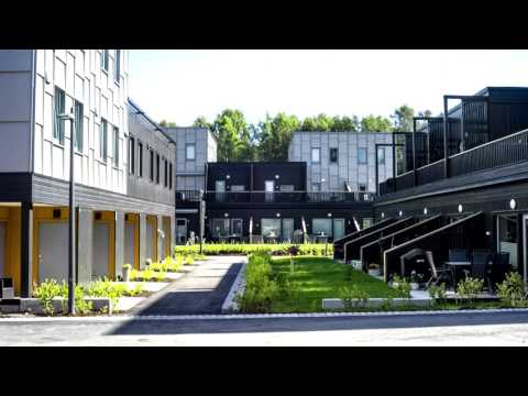 Vi har besøkt Selvaag Bolig på deres prosjekt Lørenskog Stasjonsby, hvor det brukes mange prefabrikkerte byggmoduler. I denne filmen forteller daglig leder Ole Petter Haugen i Selvaag Bolig Modulbygg om hvordan de bygger moderne boliger ved bruk av prefabrikkerte byggmoduler, og hvorfor Selvaag Bolig stiller krav til at byggmodulene skal ha SINTEF Teknisk Godkjenning.