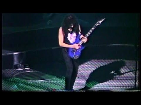 Metallica Kirk Hammett plays a Ibanez RG470 Blue? Purple? - 1991.11.15 Toronto, Canada
