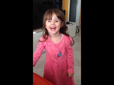 Alyssa mattacchiona, io canto e lei balla (la casa che suona)