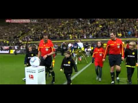 Spieler kommen (als Meister 2012) auf's Feld Borussia Dortmund - SC Freiburg