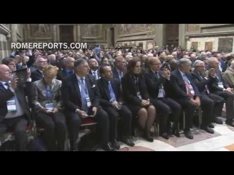 El Papa a empresarios: El dinero debe servir a los hombres, no gobernarlos