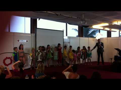 DESFILE ELENA RUBIO FUNDACION ALEJANDRO DA SILVA CLUB NAUTICO