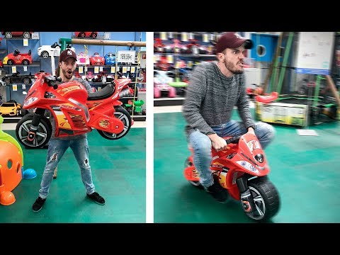 O PRESENTE DE ANIVERSÁRIO DO MARCOS!! 🎁Moto de Brinquedo na Toys R Us