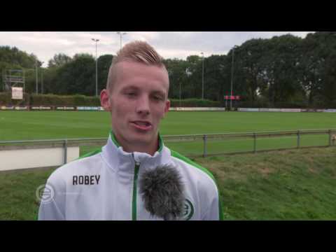 FC Groningen onder 23: zwarte schoenen en afgezakte kousen