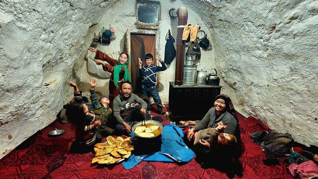 Cooking bulani in the cave of the twin family in the cold winter nights like 5000 years ago