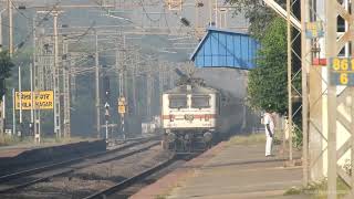 preview picture of video 'DURONTO VS HUMSAFAR Showing it's High Speed Action at Flat MPS | Indian Railways'