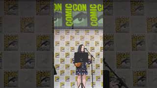  Alex borstein (Lois Griffin) singing in comic con
